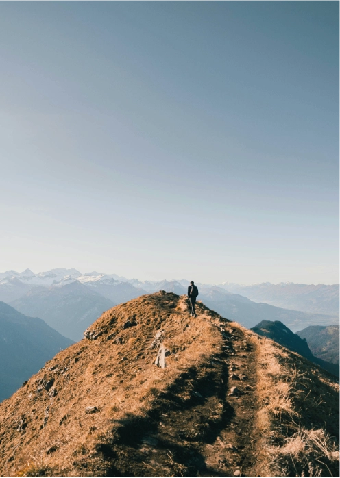 Coach, welcher zur Spitze eines Berges wandert