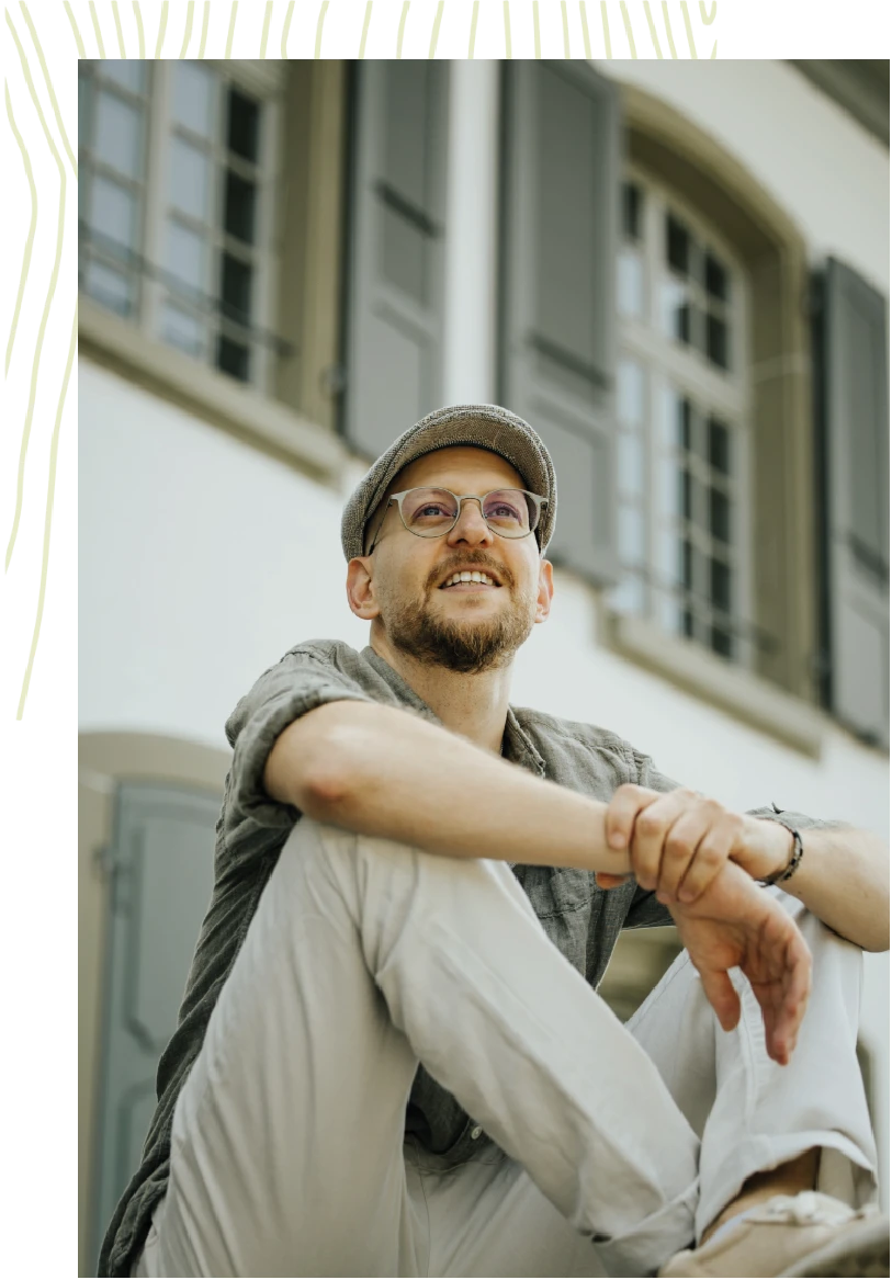 show-up Gründer und Coach Lukas Wyttenbach im sitzen