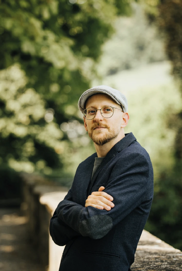 show-up Gründer und Coach Lukas Wyttenbach im stehen mit verschränkten Armen